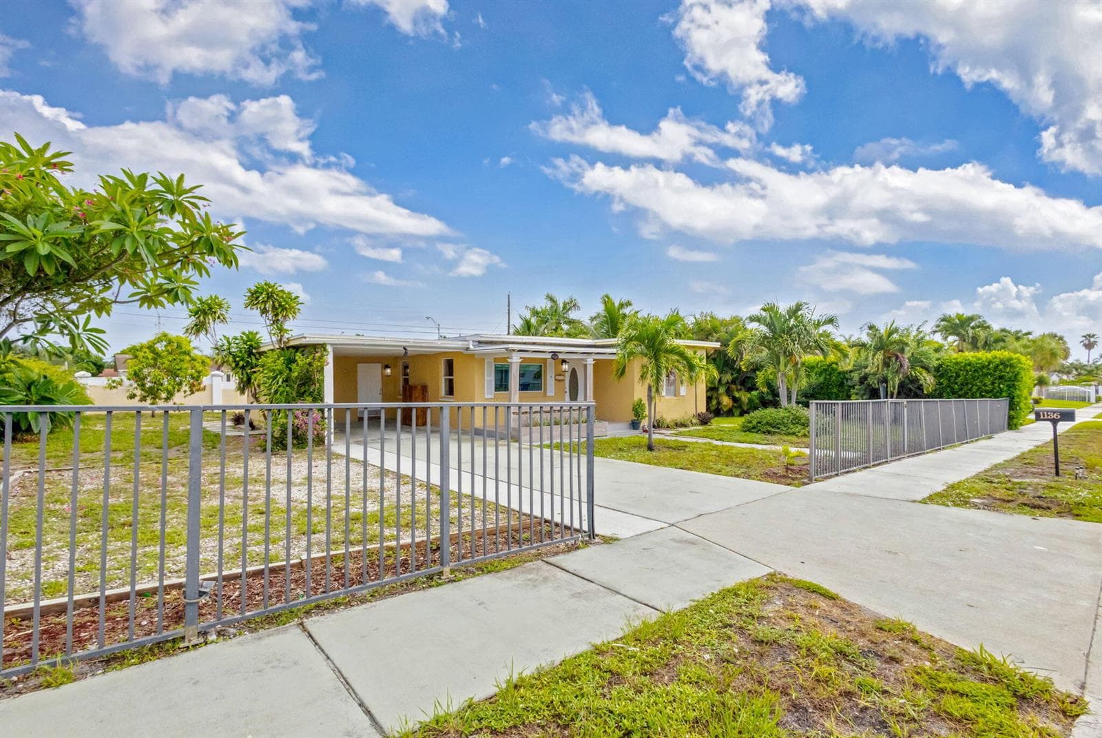 1136 W 7th St Riviera Beach, FL 33404