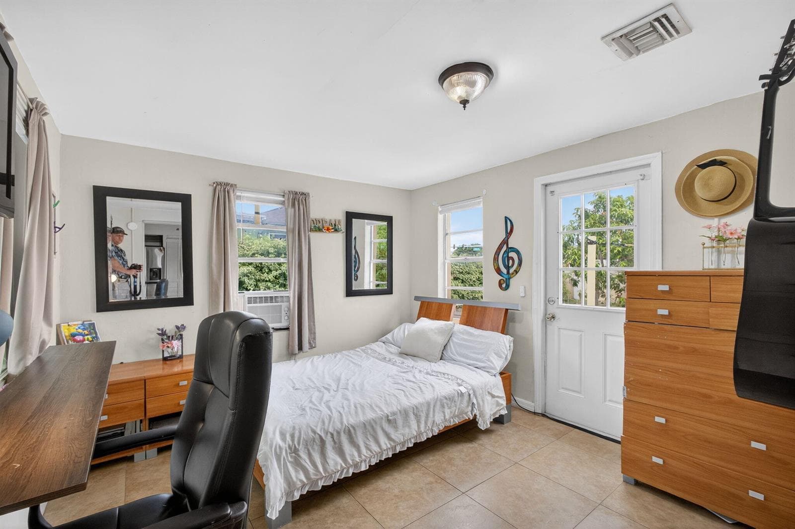 1136 W 7th St Riviera Beach, FL 33404