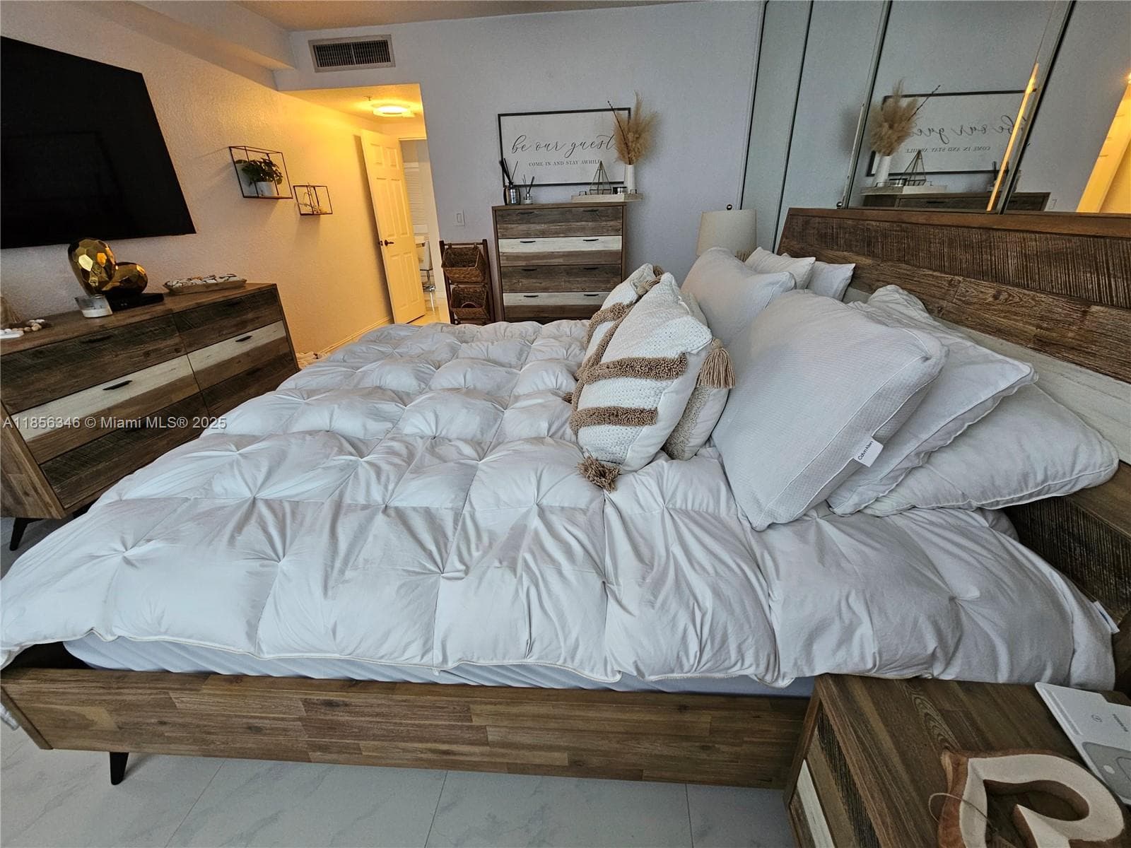 WAVE CONDO · #1115 (Ave. April 10 2026) in Hollywood - Photo 26