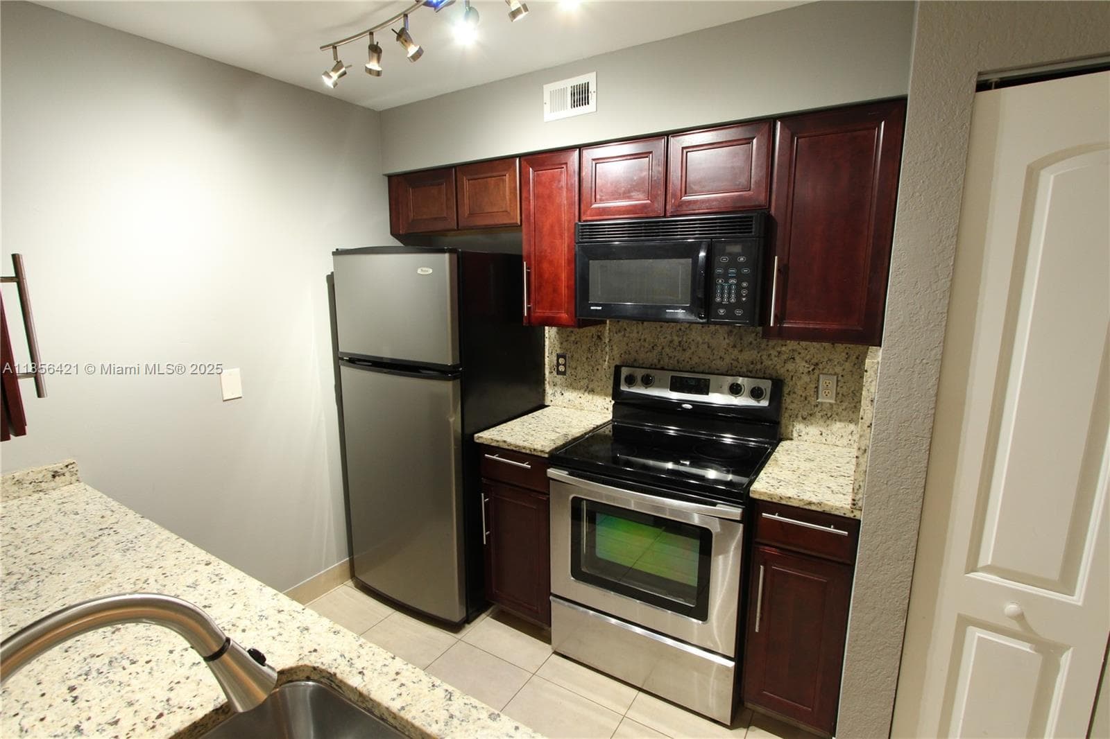 LAKEVIEW CLUB CONDO · #107 in Oakland Park - Photo 4