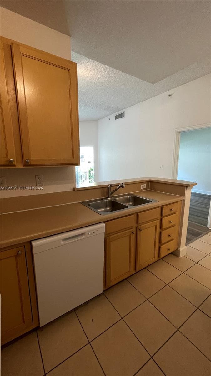 VALENCIA CONDO · #127 in South Miami - Photo 9
