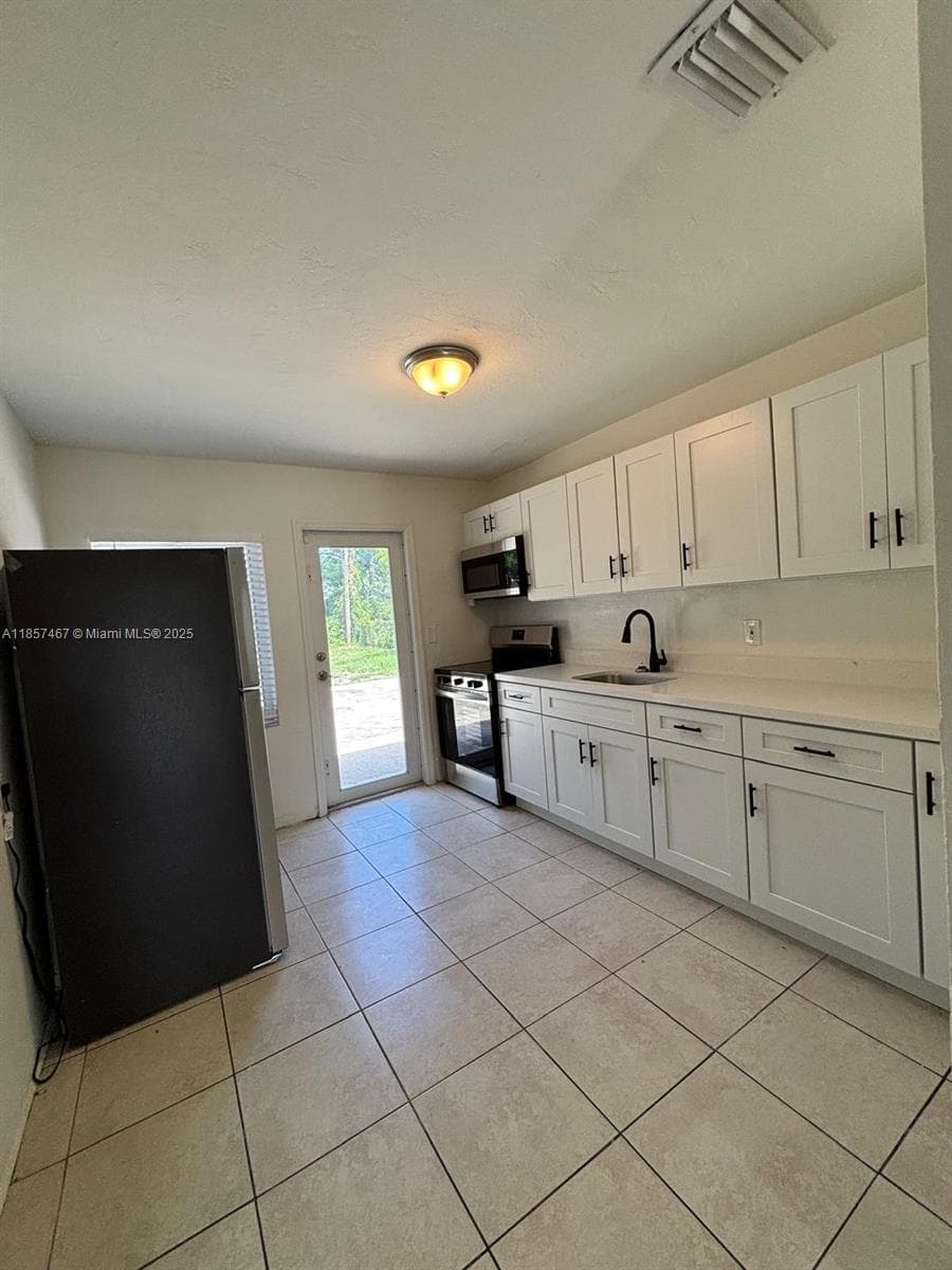 1608 NW 7th Ave photo 11