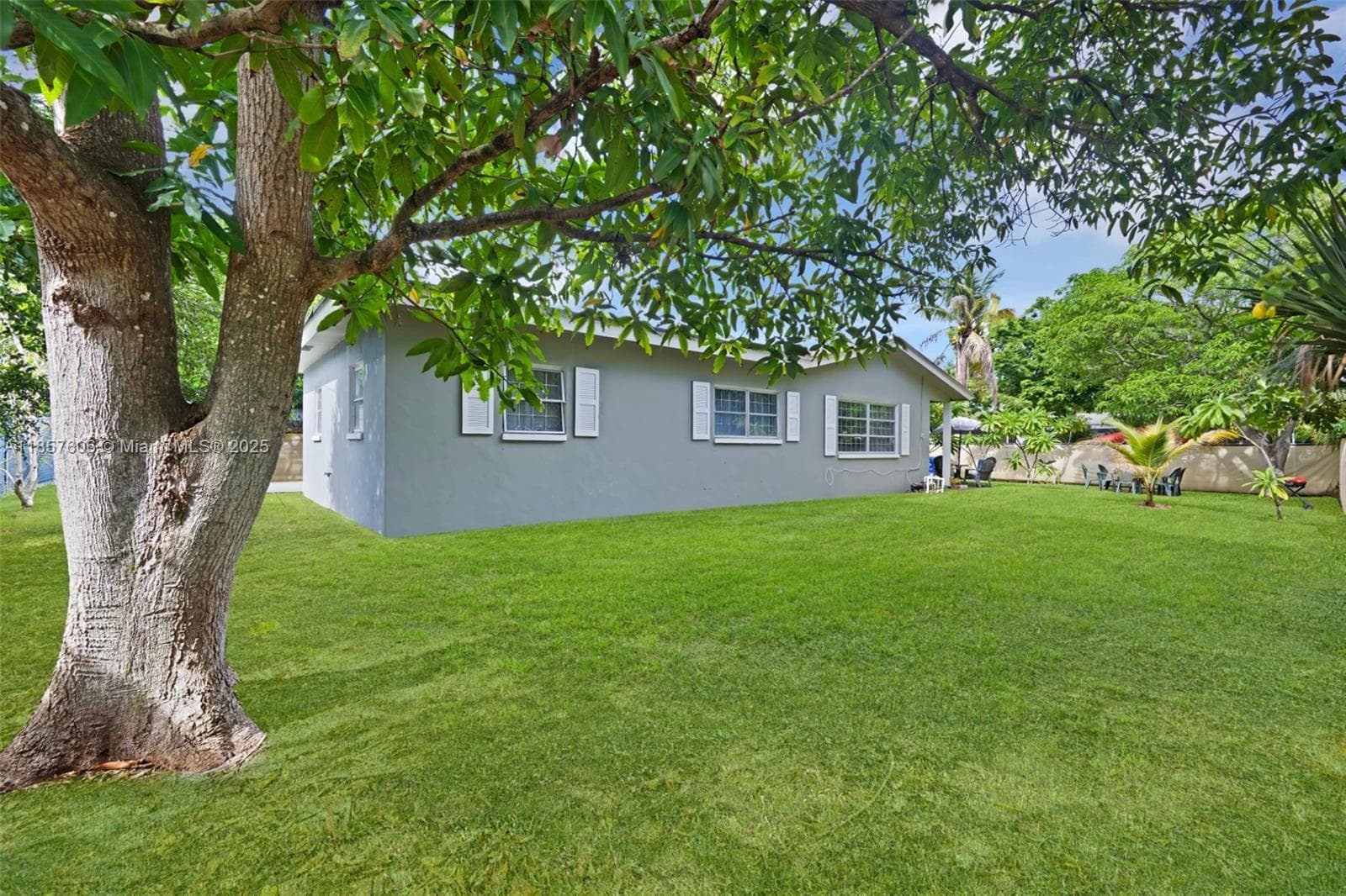 461 NW 17th Pl photo 2