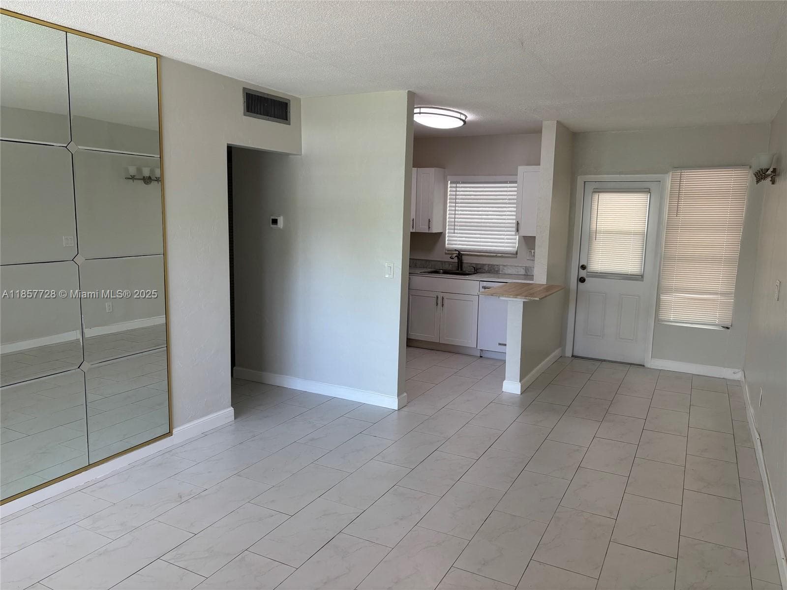 CRYSTAL COURT MANOR NO 5 · #5A in Hollywood - Photo 4