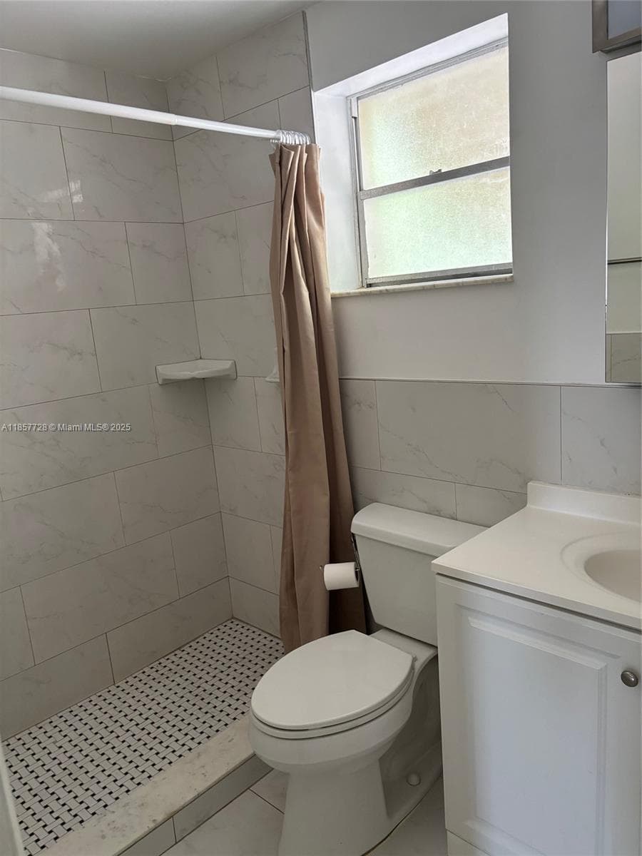 CRYSTAL COURT MANOR NO 5 · #5A in Hollywood - Photo 8