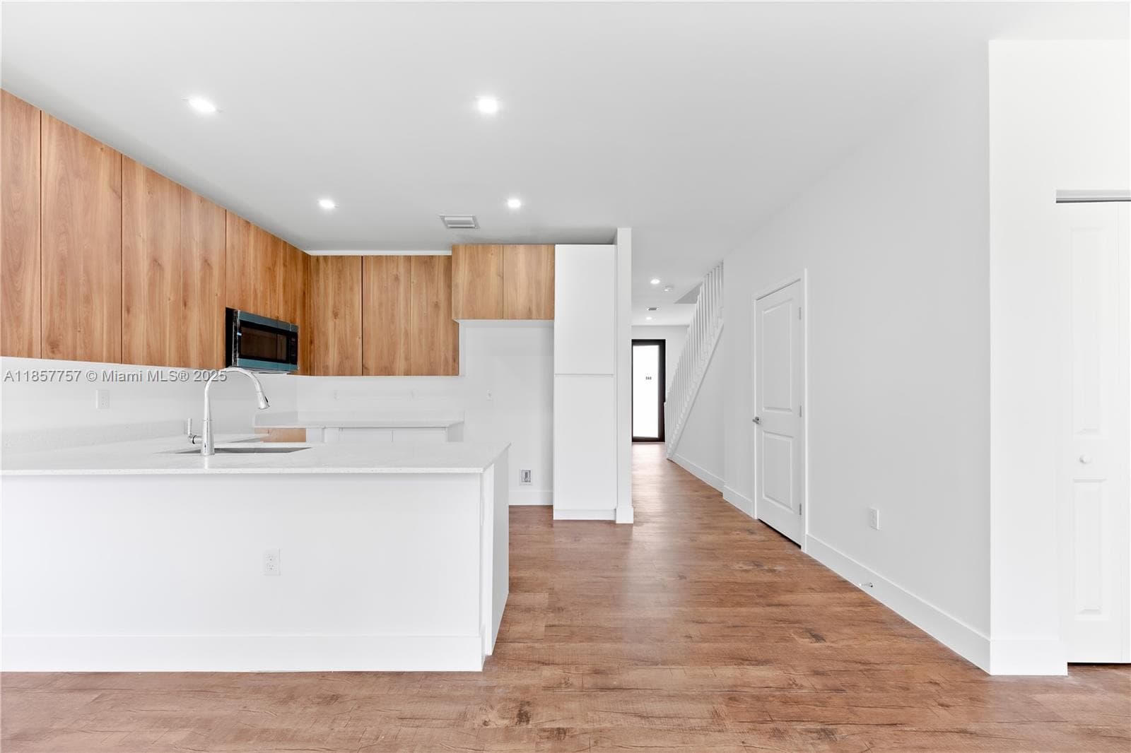 880 SW 1st St photo 35