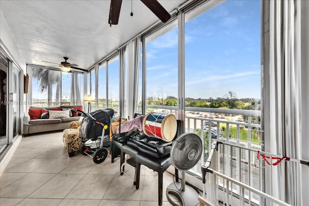 Hillcrest East · #411 in Hollywood - Photo 23
