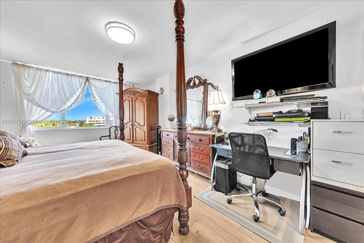 Hillcrest East · #411 in Hollywood - Photo 42