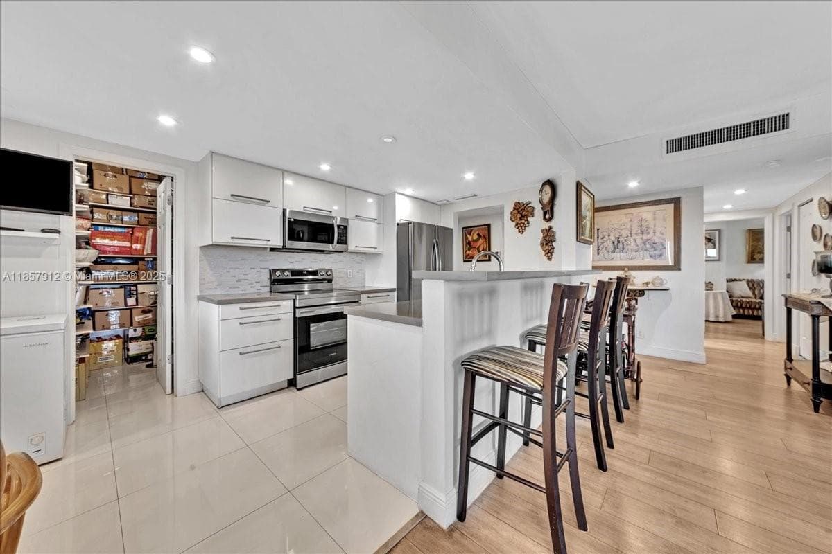 Hillcrest East · #411 in Hollywood - Photo 13