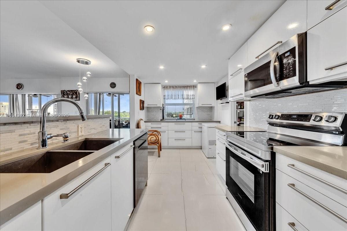 Hillcrest East · #411 in Hollywood - Photo 17