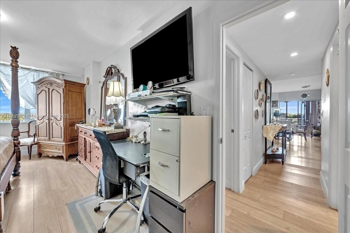 Hillcrest East · #411 in Hollywood - Photo 43