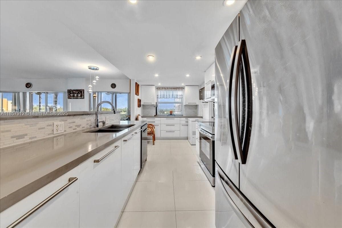 Hillcrest East · #411 in Hollywood - Photo 16