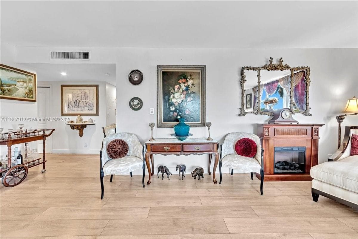 Hillcrest East · #411 in Hollywood - Photo 28