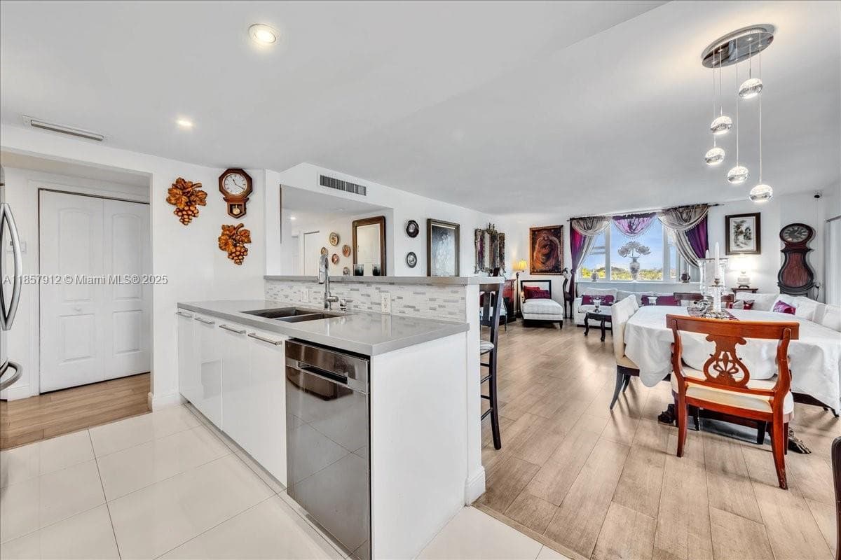 Hillcrest East · #411 in Hollywood - Photo 20