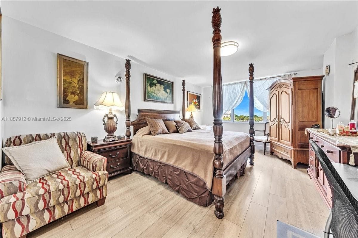 Hillcrest East · #411 in Hollywood - Photo 38