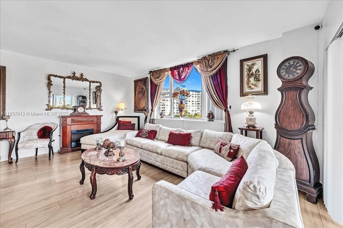 Hillcrest East · #411 in Hollywood - Photo 10