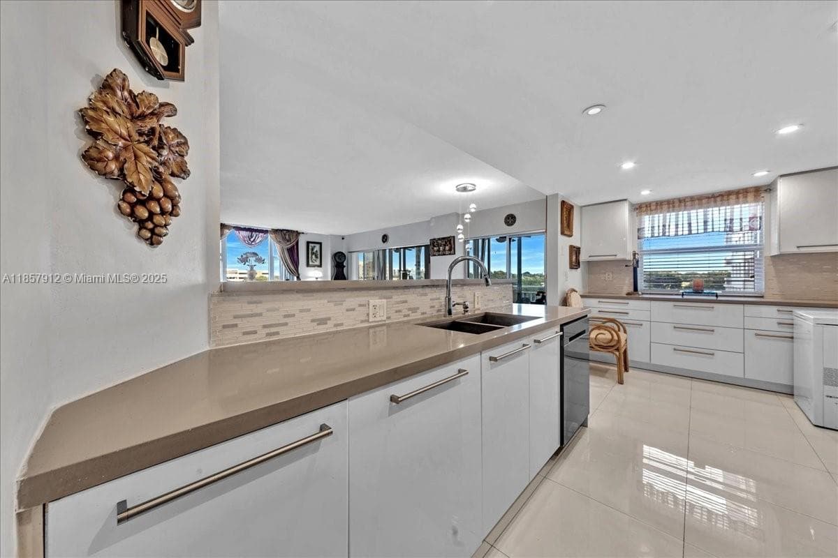 Hillcrest East · #411 in Hollywood - Photo 14