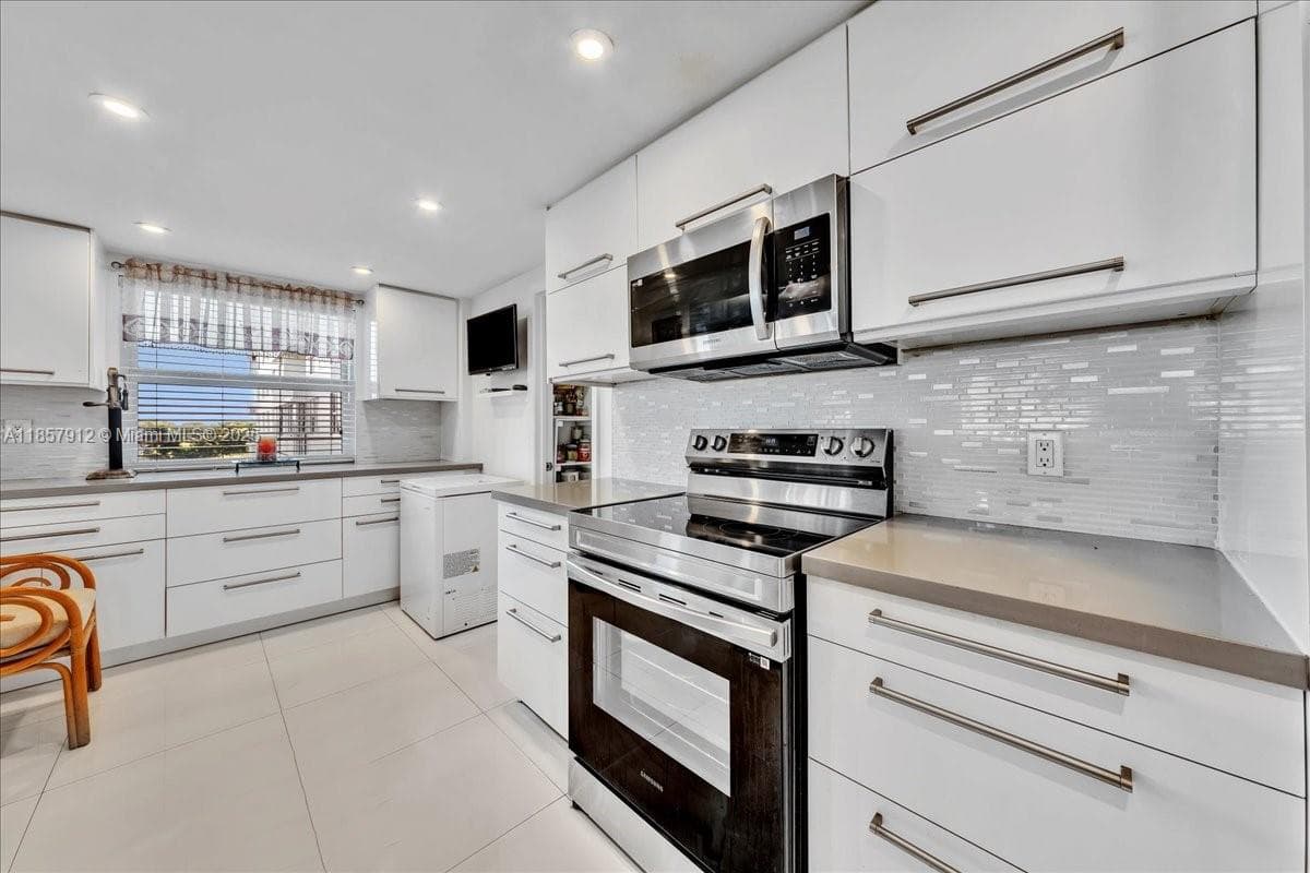 Hillcrest East · #411 in Hollywood - Photo 18