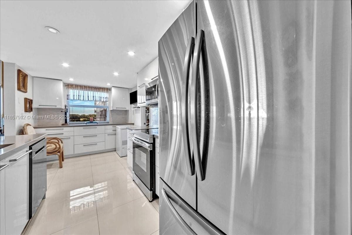 Hillcrest East · #411 in Hollywood - Photo 15