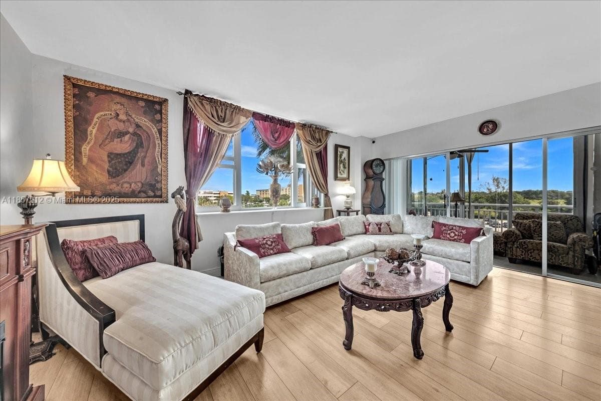 Hillcrest East · #411 in Hollywood - Photo 11