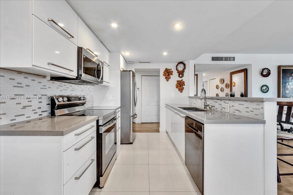 Hillcrest East · #411 in Hollywood - Photo 19