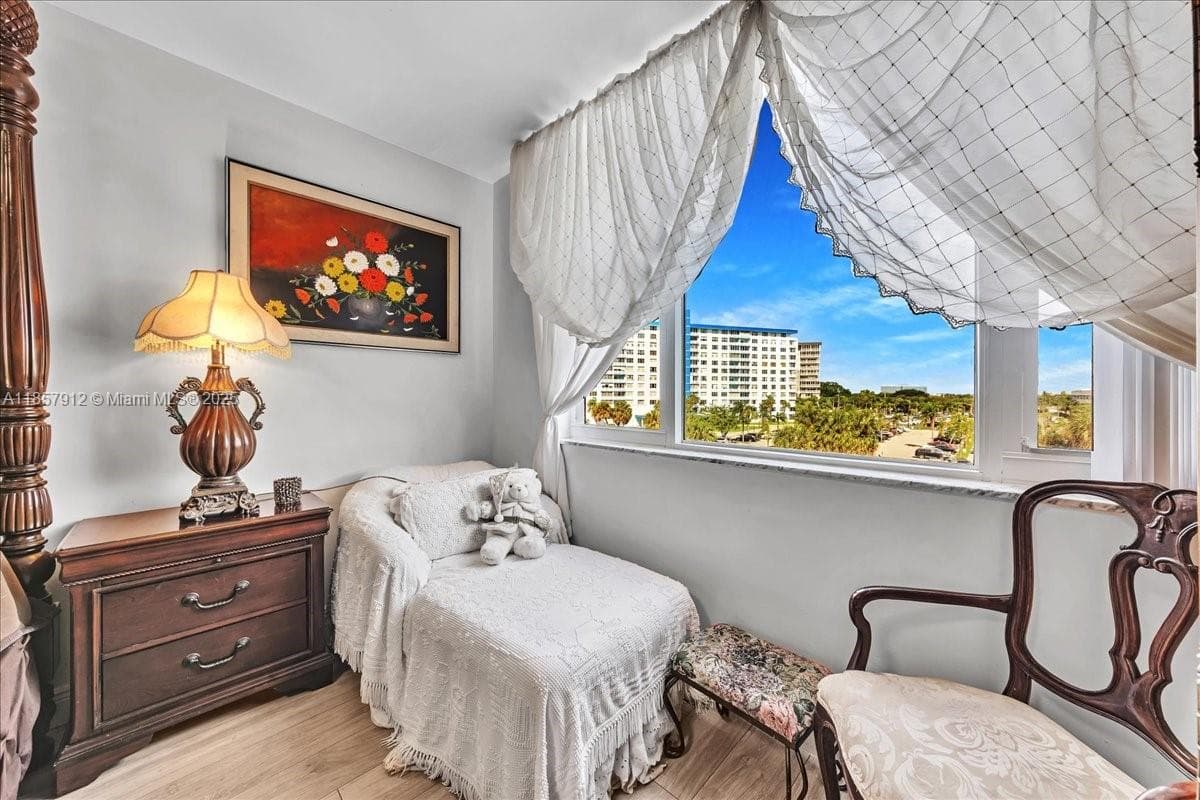 Hillcrest East · #411 in Hollywood - Photo 40