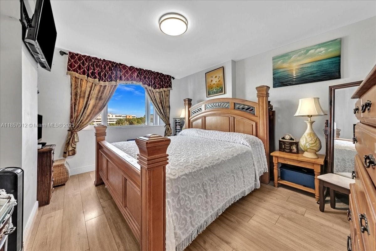 Hillcrest East · #411 in Hollywood - Photo 35