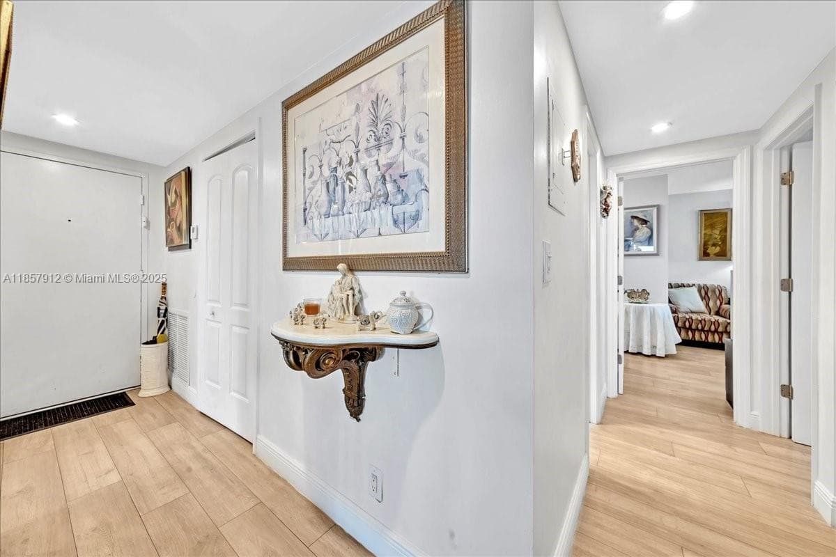 Hillcrest East · #411 in Hollywood - Photo 29