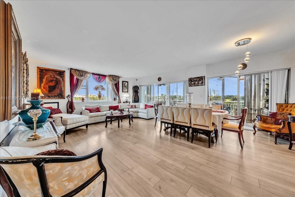 Hillcrest East · #411 in Hollywood - Photo 4