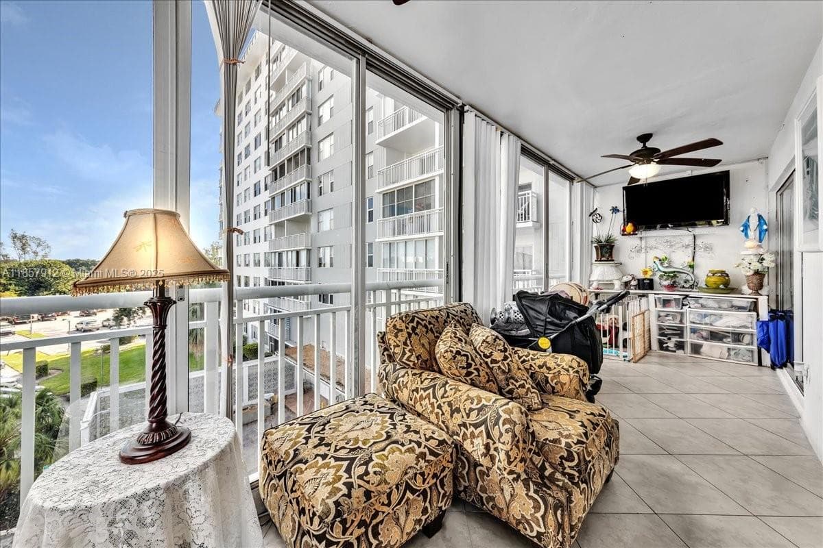 Hillcrest East · #411 in Hollywood - Photo 25