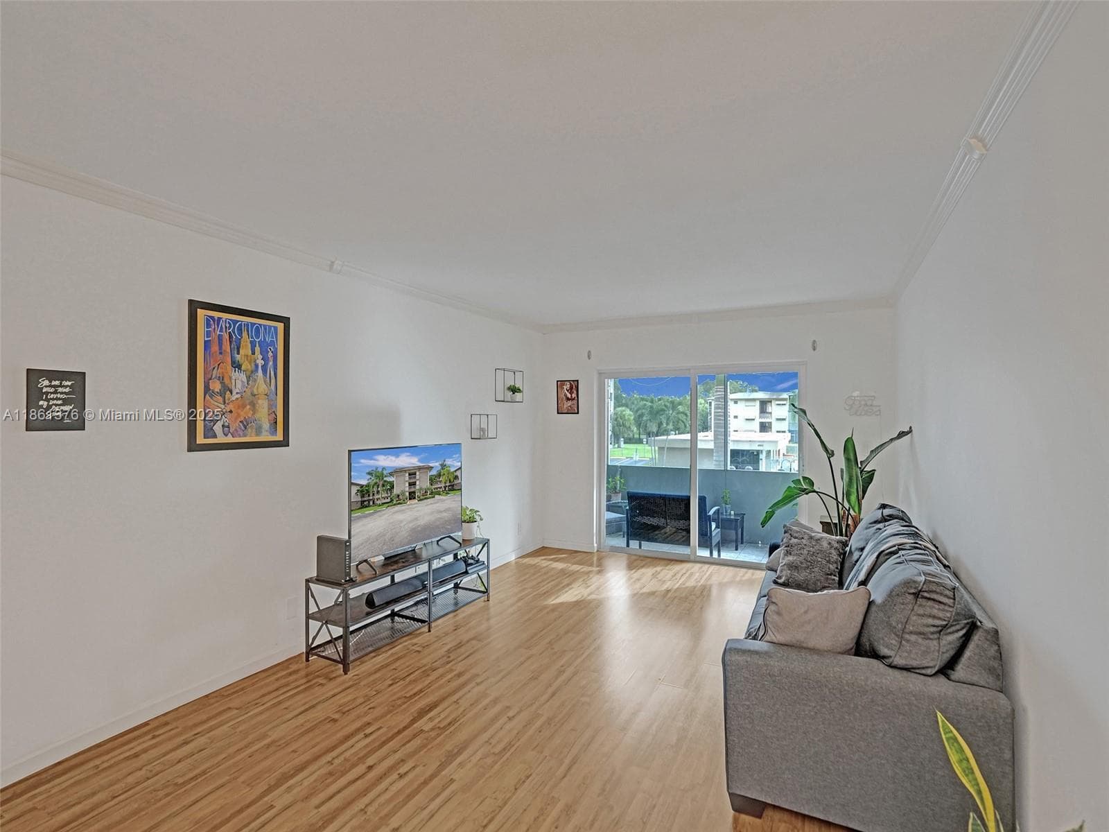 HILLCREST 11 · #203 in Hollywood - Photo 12
