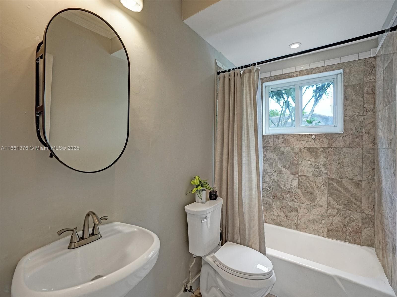 HILLCREST 11 · #203 in Hollywood - Photo 26