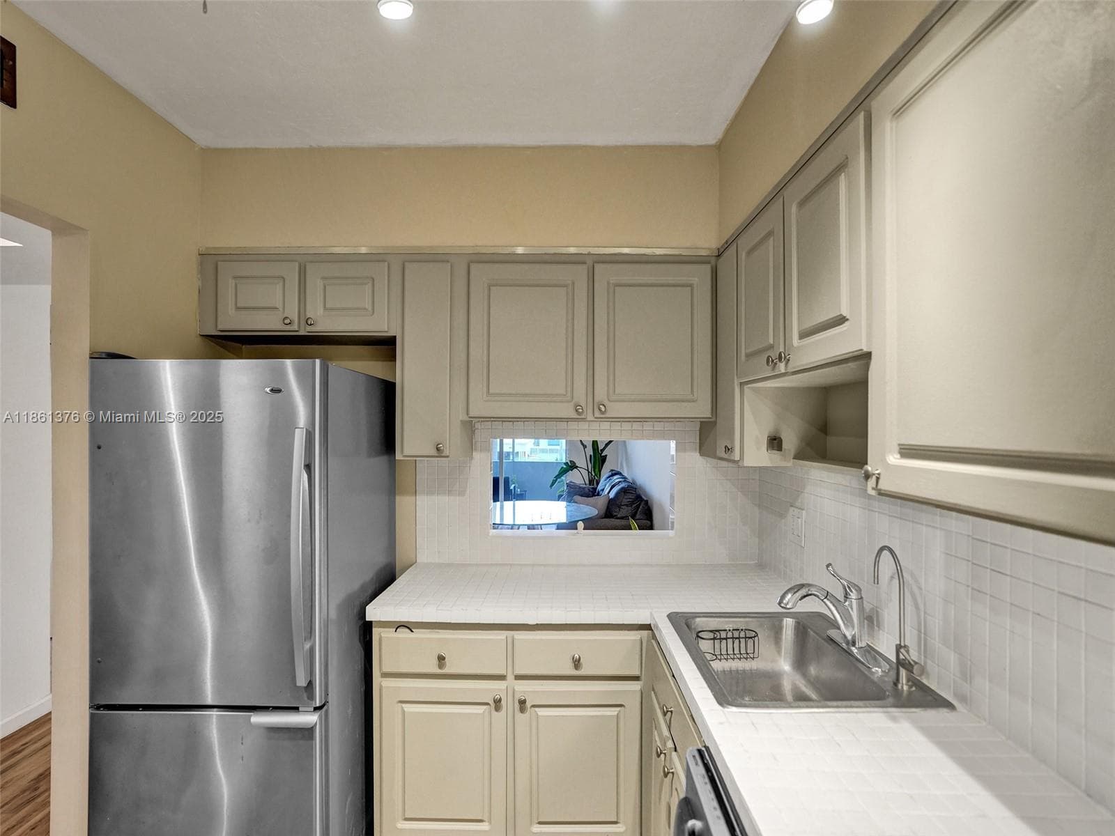 HILLCREST 11 · #203 in Hollywood - Photo 9