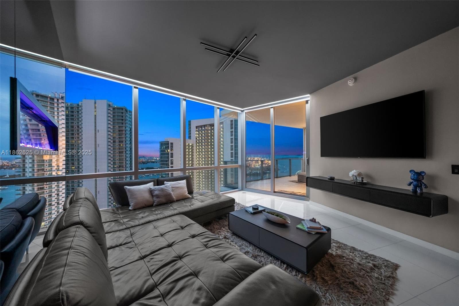 Paramount Miami Worldcenter · #4303 in Miami - Photo 5