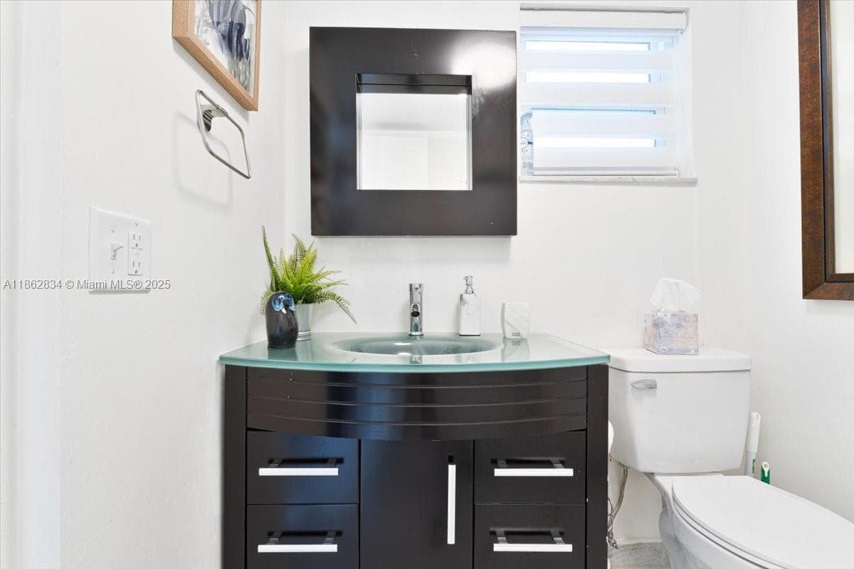 Guest bathroom 2
