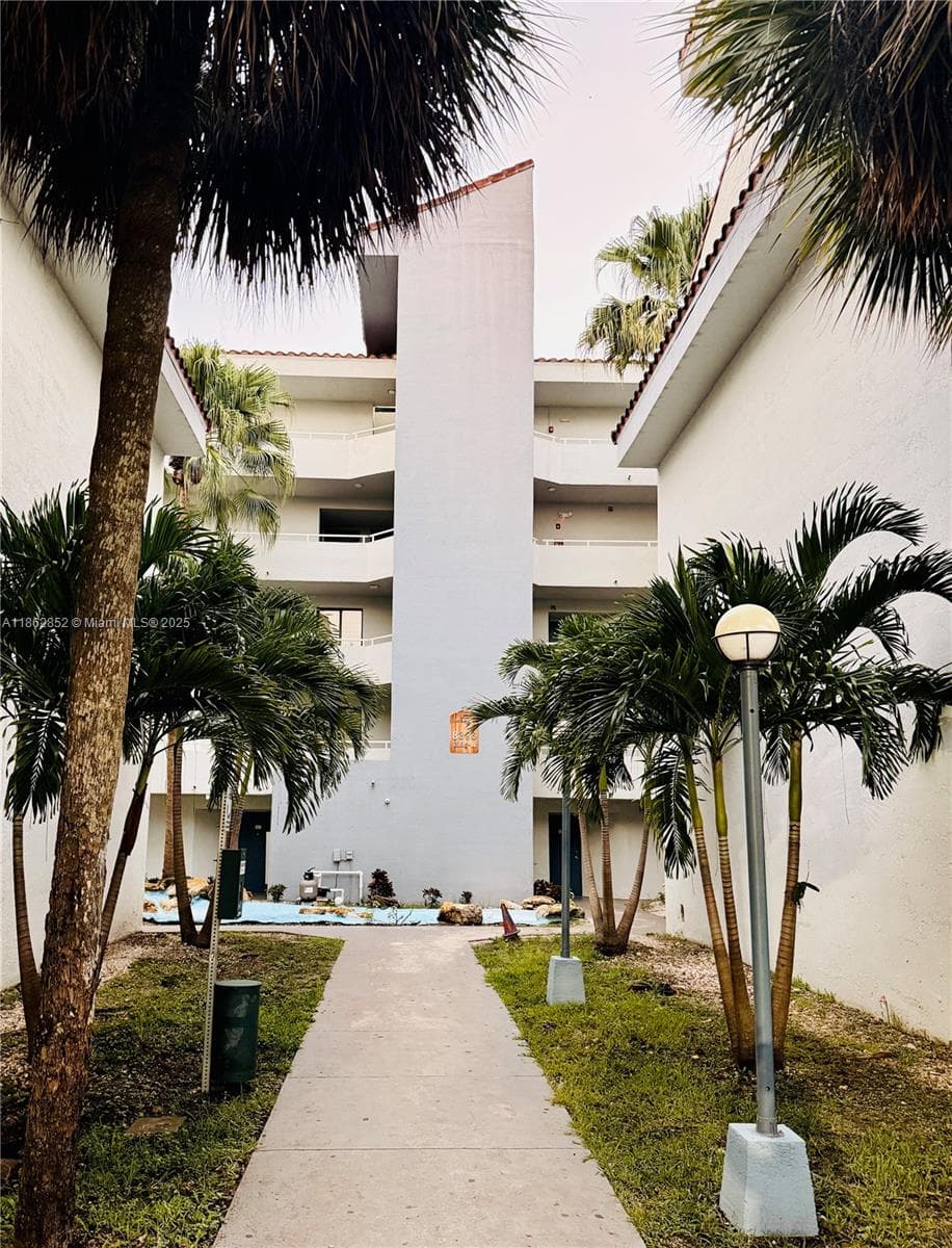 VERABELLA FALLS CONDO · #PH4 in Miami - Photo 2