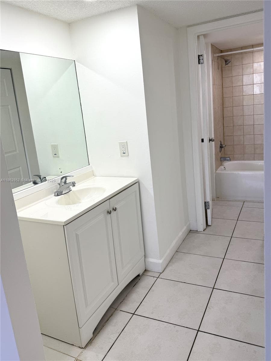 VERABELLA FALLS CONDO · #PH4 in Miami - Photo 12