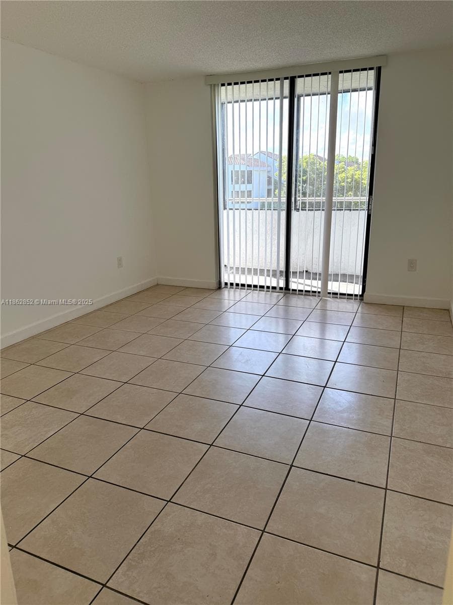 VERABELLA FALLS CONDO · #PH4 in Miami - Photo 10