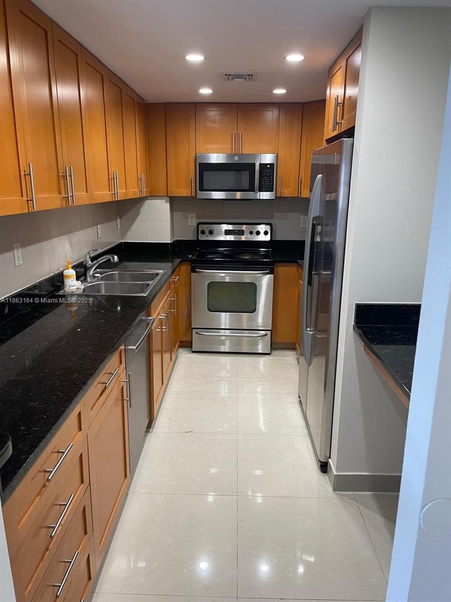 ISLAND POINTE CONDO · #9H in Bay Harbor Islands - Photo 6