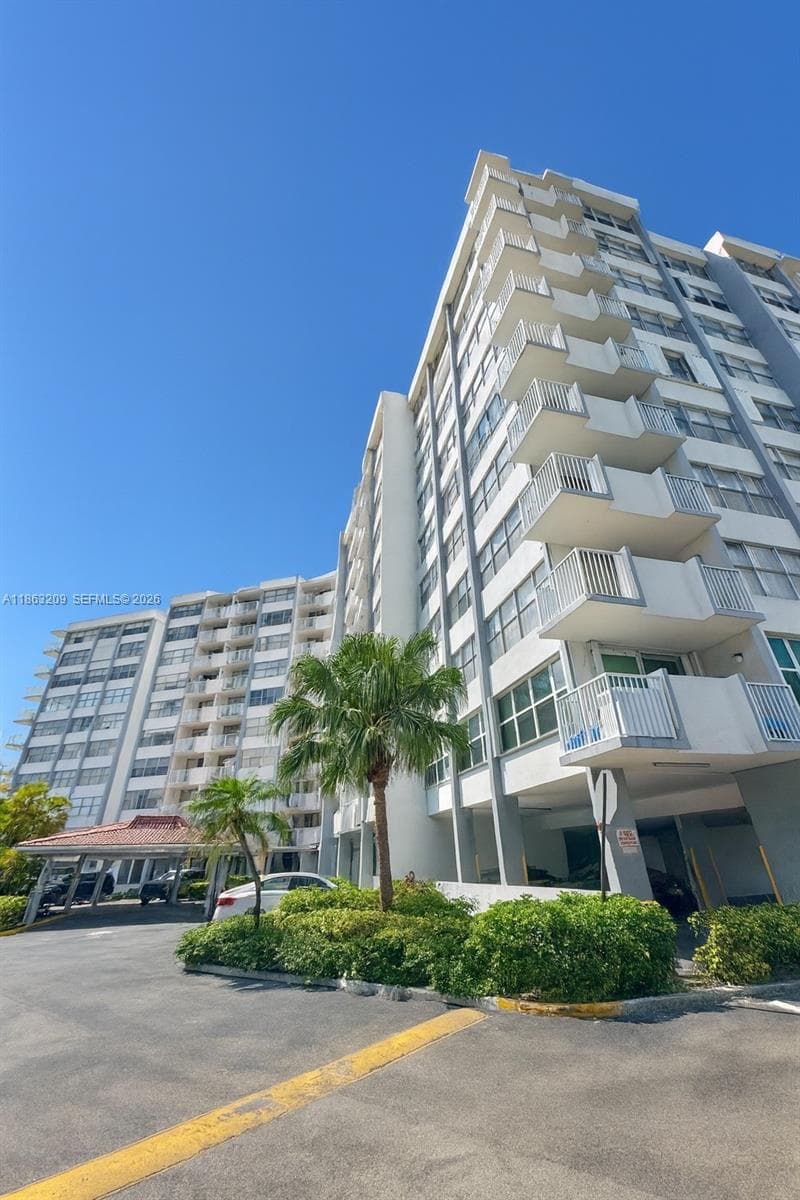 WILSHIRE CONDO · #219E in Miami - Photo 9