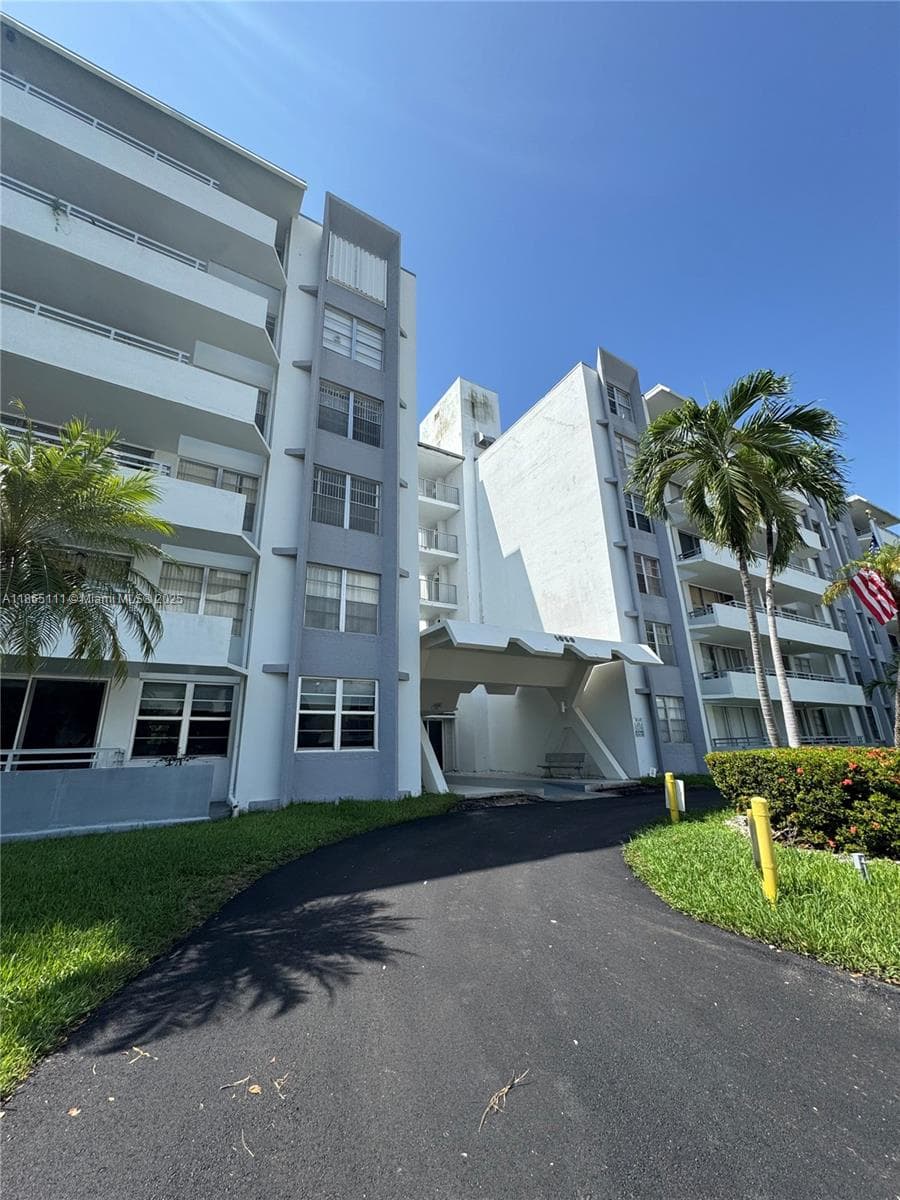THE VINTAGE CONDO · #407 in Bay Harbor Islands - Photo 2