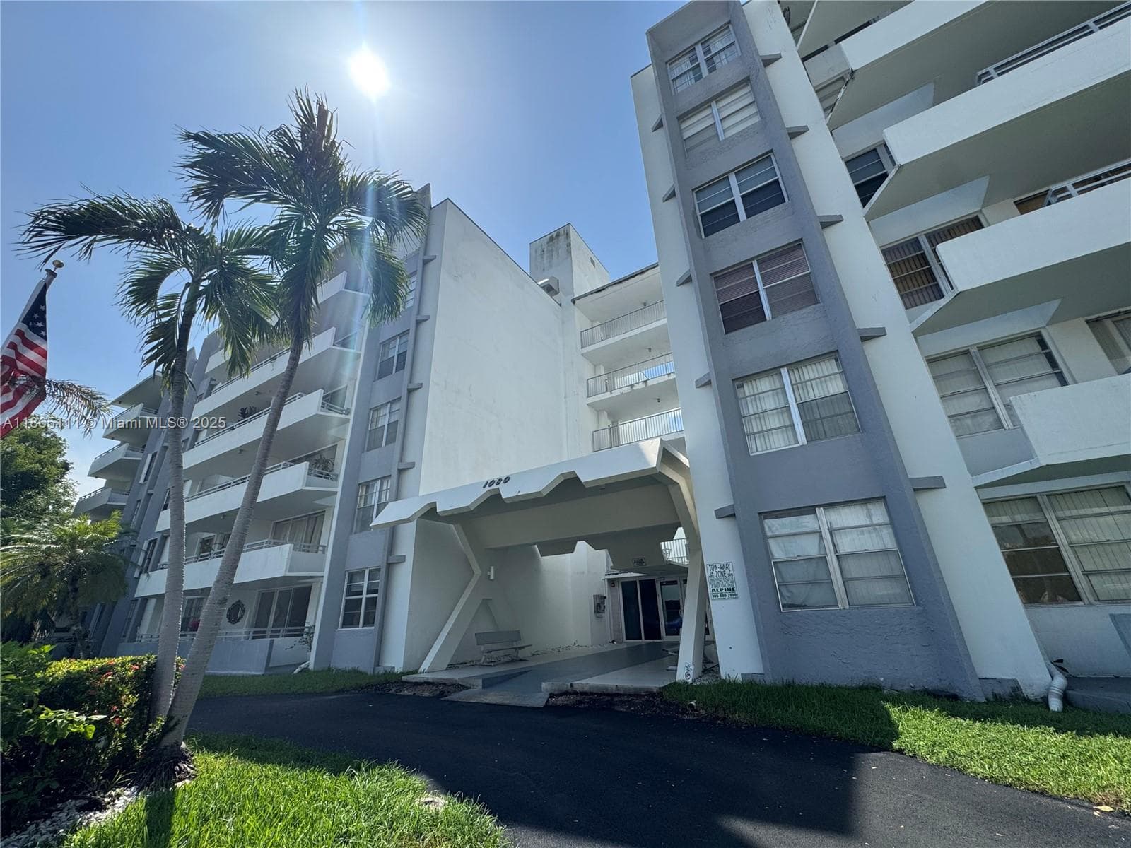 THE VINTAGE CONDO · #407 in Bay Harbor Islands - Photo 1