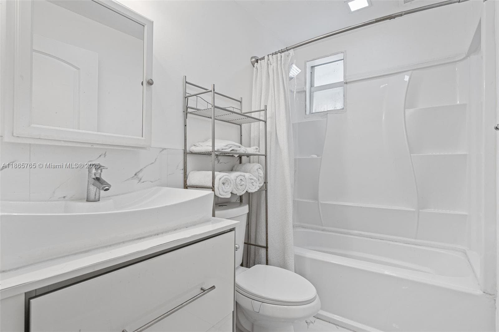 BATHROOM 2 UNIT #2