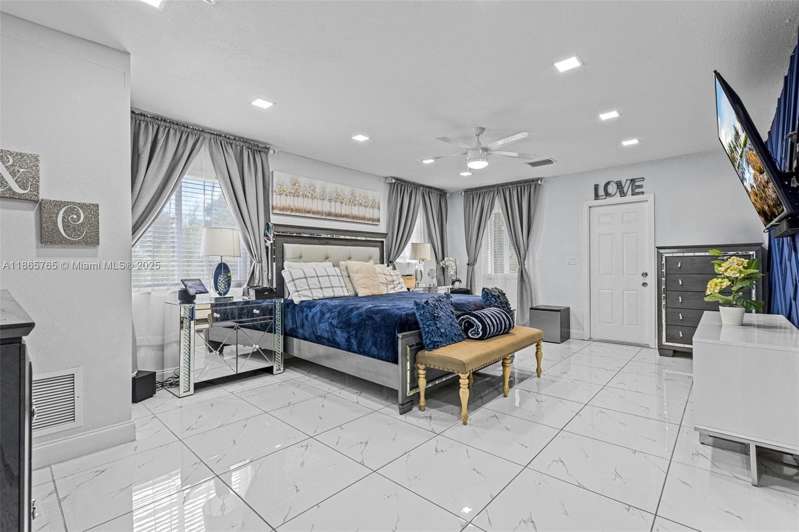 BEDROOM / LIVING UNIT #3