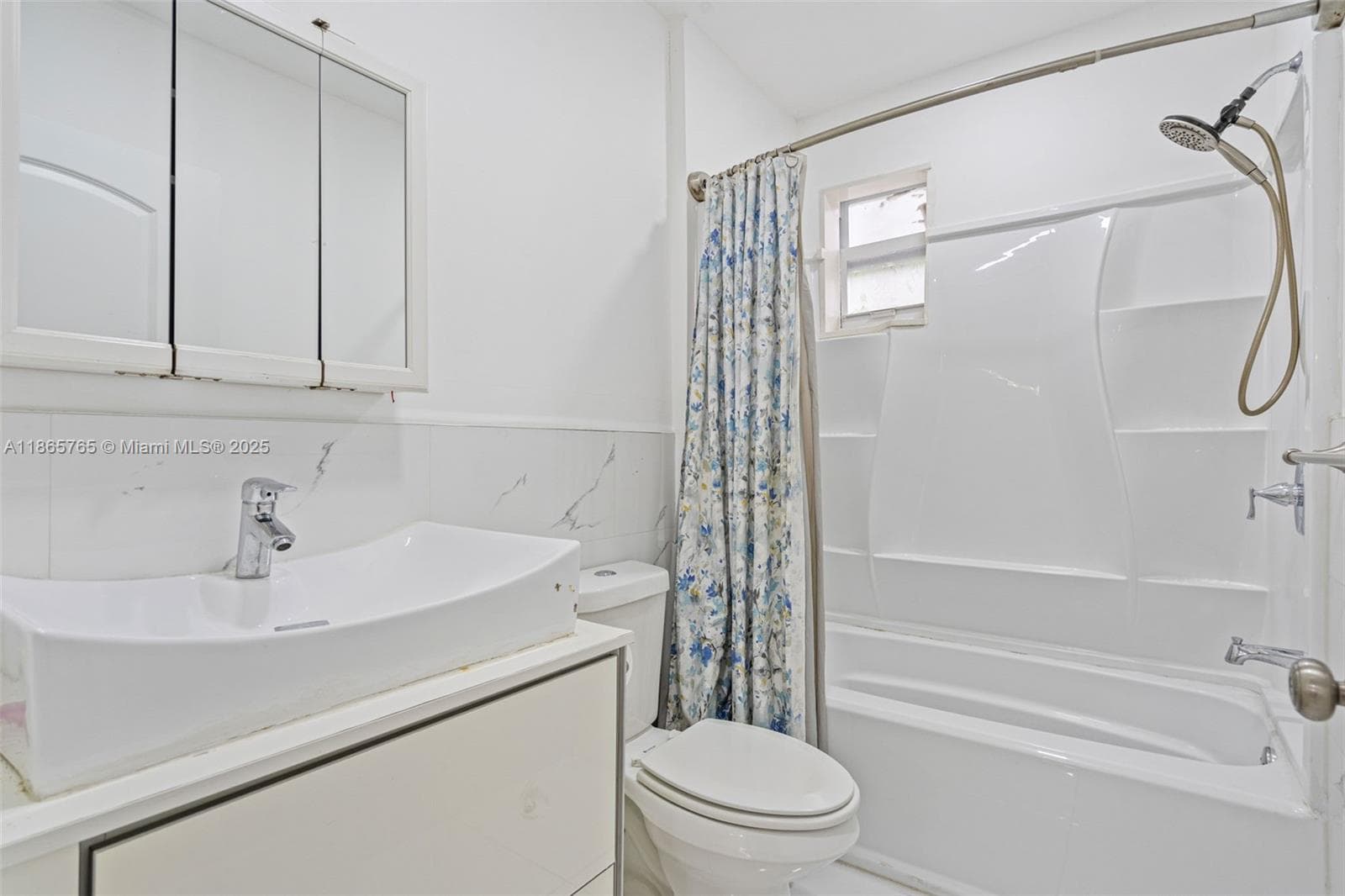 FULL BATHROOM UNIT #1