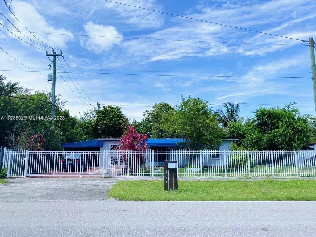 15061 SW 296TH photo 1
