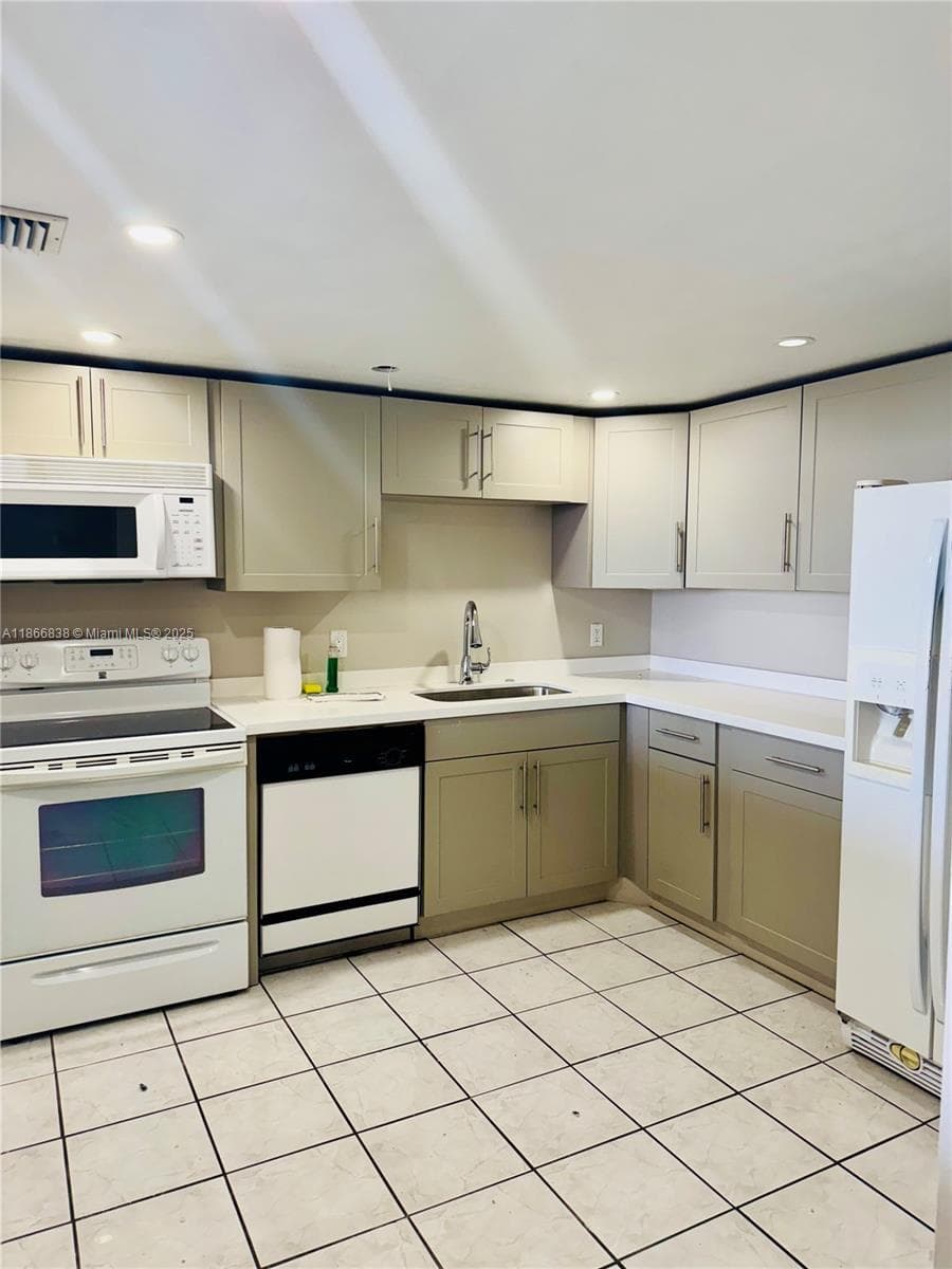 SAILBOAT CAY CONDO · #606 in North Miami - Photo 2
