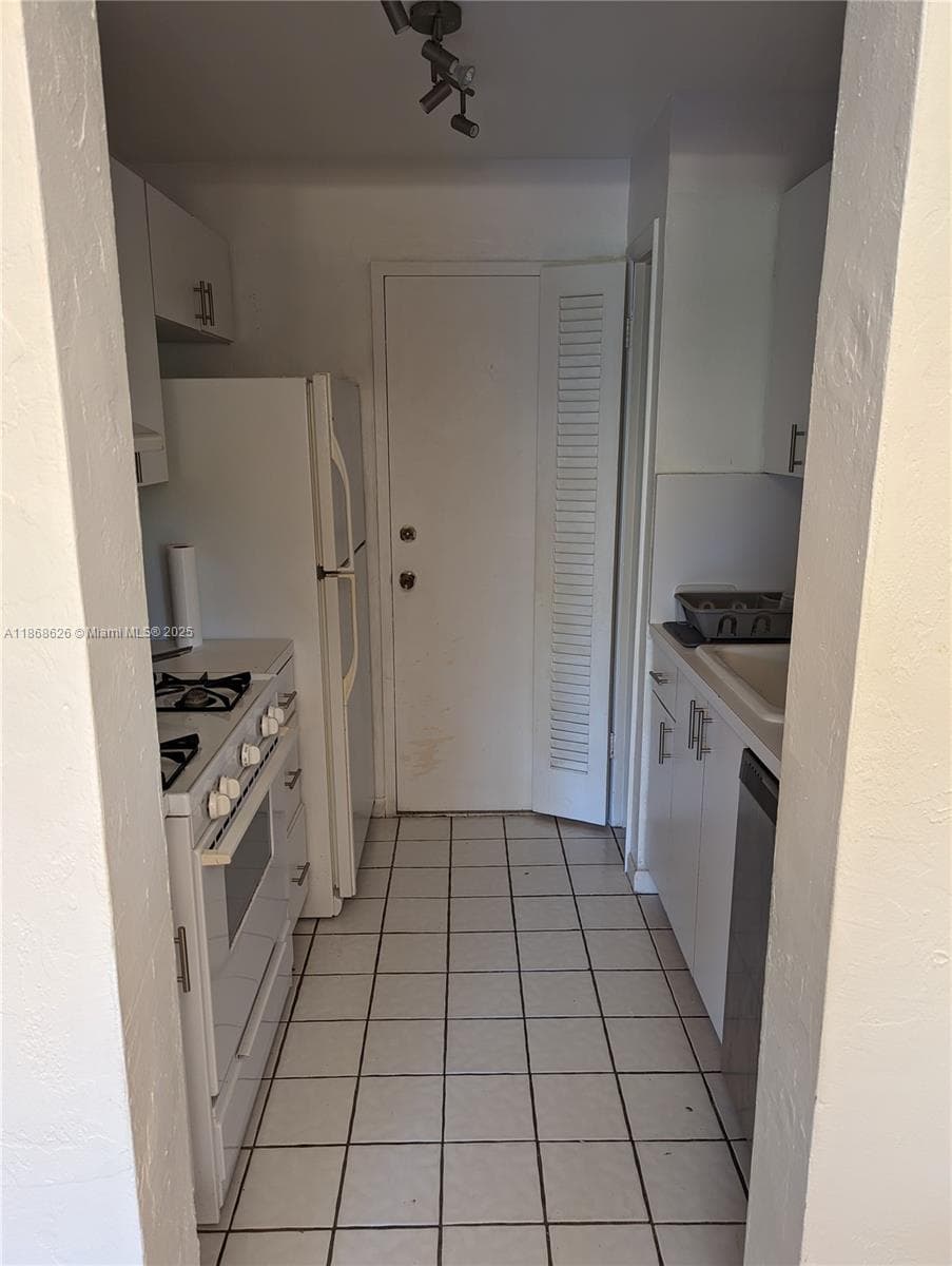 VILLA CAPRI CONDO · #409 in Coral Gables - Photo 4