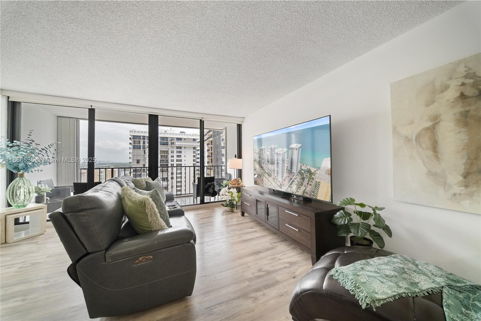 Quadomain Condo · #2304 in Hollywood - Photo 14