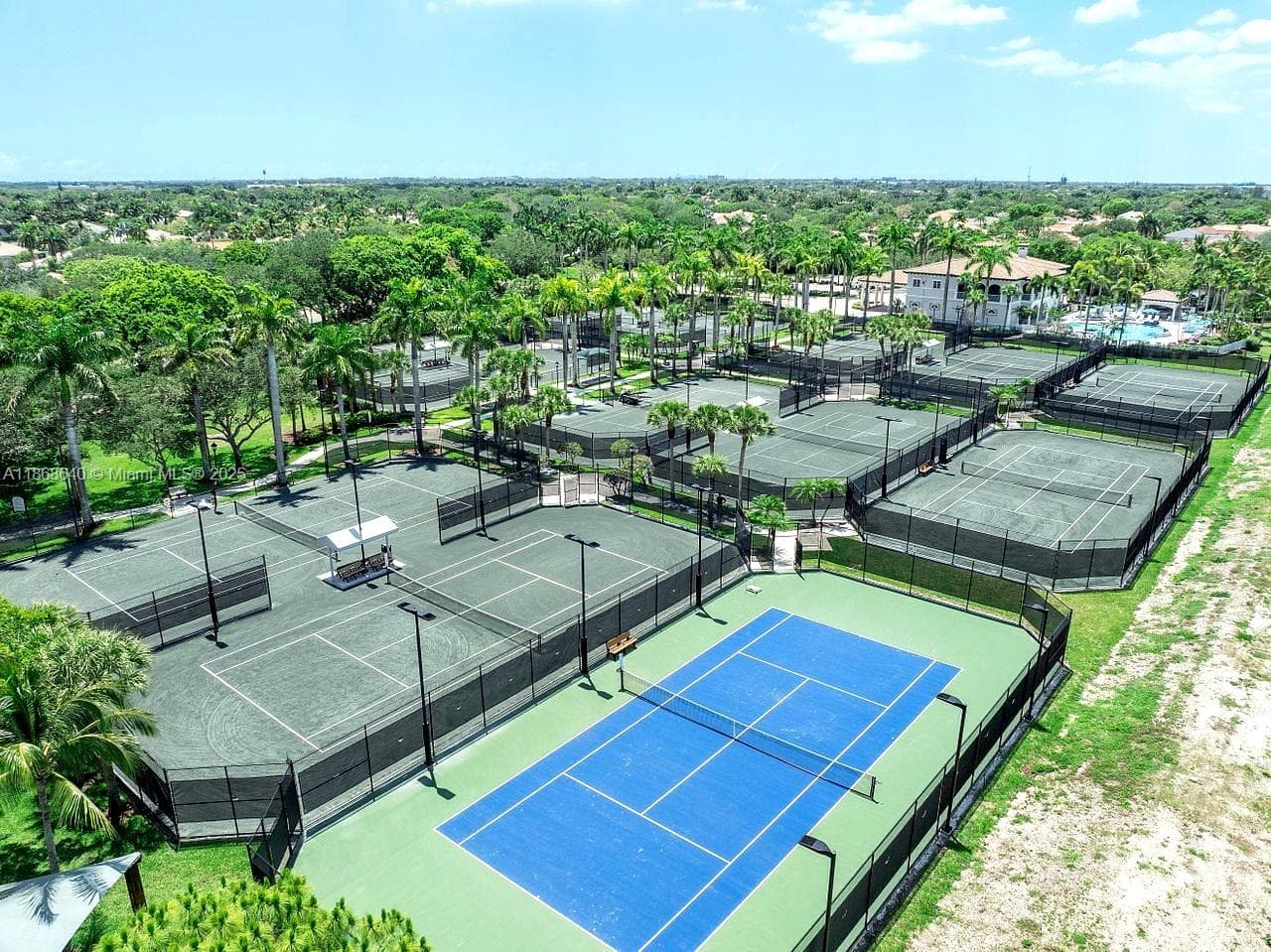 OUTDOOR SPORTSEnjoy an active lifestyle with access to beautifully maintained tennis, basketball, and racquetball courts. Set in a lush natural environment, these amenities are perfect for recreational fun with family and friends or for those who love a more competitive game.
